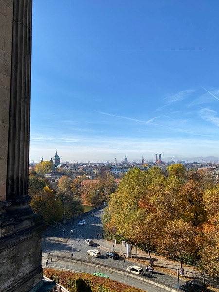 Eigentlich haben wir garnicht mehr damit gerechnet im Jahr 2021 eine Landtagsfahrt durchf&uuml;hren zu d&uuml;rfen. Dann kam das Angebot, mit einer kleinen Gruppe von 20 Personen zu reisen und wir haben sofort zugeschlagen.<br />
Am 29. Oktober 2021 fuhr eine bestgelaunte Gruppe Weinprinzessinnen samt Symbolfigur &quot;Obervolkacher Landsknecht&quot;, der Jungwinzer des Jahres Nicolas Olinger vom Weingut Gebr&uuml;der M&uuml;ller in Iphofen und weitere engagierte junge Menschen aus dem Stimmkreis, wie der Gr&uuml;nder einer Sch&uuml;lerorganisation am LSH Wiesentheid, Vincent Strobl, nach M&uuml;nchen zu mir ins Maximilianeum.<br />