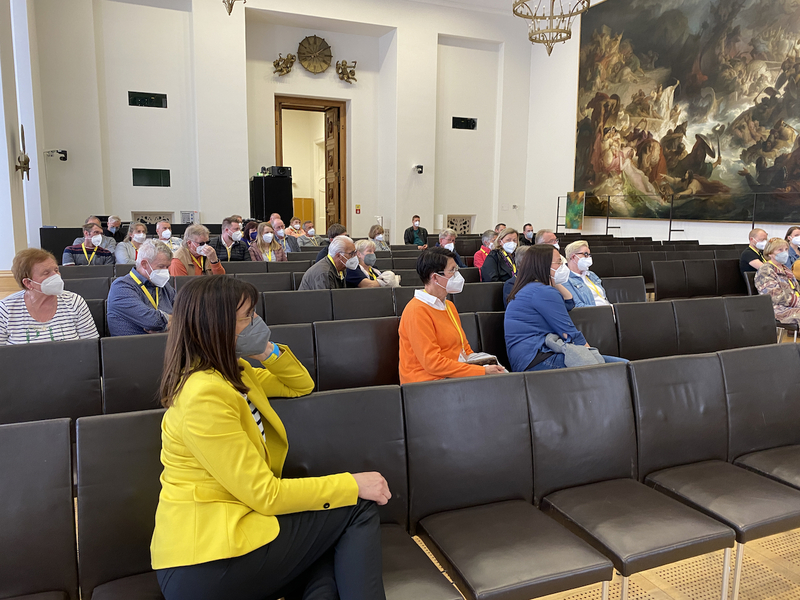 Rund 50 G&auml;ste zwischen f&uuml;nf und 81 Jahren begleiteten mich nach zwei Jahren Pause&nbsp;Ende April&nbsp;in meine Arbeitsst&auml;tte Maximilianeum in M&uuml;nchen. Darunter junge Kammersieger des unterfr&auml;nkischen Handwerks, Ehrenamtliche des Hilfsprojekts &bdquo;Kitzingen hilft&ldquo; und eine Fl&uuml;chtlingsfamilie aus der Ukraine mit ihren drei Kindern. Eine wunderbare Mischung und eine gelungene Fahrt!