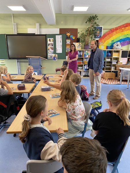 Politik zum Anfassen: Abgeordnete Barbara Becker liest aus dem Landtagskrimi f&uuml;r Kinder an der Grundschule Hellmitzheimer Bucht vor<br />
<br />
Mit im Gep&auml;ck hatte die Abgeordnete den 2. Band der Isar-Detektive &bdquo;Verdacht im Tierheim&ldquo; und somit spannender Lesestoff f&uuml;r Gro&szlig; und Klein. Es klingt nach einer aussichtslosen Situation: Nach mysteri&ouml;sen Vorf&auml;llen soll das Tierheim geschlossen werden! Gut, dass die vier Freunde Elias, Metti, Flo und Balu bei ihrem Besuch im Bayerischen Landtag schon eine Idee bekommen, wie sie das verhindern k&ouml;nnten. Das bedeutet: Die &bdquo;Isar-Detektive&ldquo; l&ouml;sen ihren zweiten Fall.<br />
<br />
Die Landtagsabgeordnete Barbara Becker brachte dieses spannende Buchprojekt des Bayerischen Landtags zum Ende des Schuljahres mit zu ihrem Besuch der 4. Klassen an der Grundschule Hellmitzheimer Bucht. <br />
Vielen Dank an Schulleiter Matthias Schuhmann und Lehrerin Frau Eisfeld f&uuml;r den wunderbaren Empfang und die Einladung in ihre Klassen.<br />