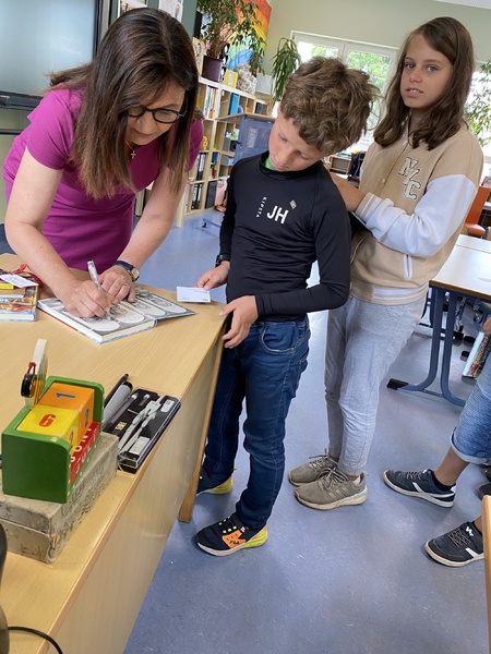 Politik zum Anfassen: Abgeordnete Barbara Becker liest aus dem Landtagskrimi f&uuml;r Kinder an der Grundschule Hellmitzheimer Bucht vor<br />
<br />
Mit im Gep&auml;ck hatte die Abgeordnete den 2. Band der Isar-Detektive &bdquo;Verdacht im Tierheim&ldquo; und somit spannender Lesestoff f&uuml;r Gro&szlig; und Klein. Es klingt nach einer aussichtslosen Situation: Nach mysteri&ouml;sen Vorf&auml;llen soll das Tierheim geschlossen werden! Gut, dass die vier Freunde Elias, Metti, Flo und Balu bei ihrem Besuch im Bayerischen Landtag schon eine Idee bekommen, wie sie das verhindern k&ouml;nnten. Das bedeutet: Die &bdquo;Isar-Detektive&ldquo; l&ouml;sen ihren zweiten Fall.<br />
<br />
Die Landtagsabgeordnete Barbara Becker brachte dieses spannende Buchprojekt des Bayerischen Landtags zum Ende des Schuljahres mit zu ihrem Besuch der 4. Klassen an der Grundschule Hellmitzheimer Bucht. <br />
Vielen Dank an Schulleiter Matthias Schuhmann und Lehrerin Frau Eisfeld f&uuml;r den wunderbaren Empfang und die Einladung in ihre Klassen.<br />