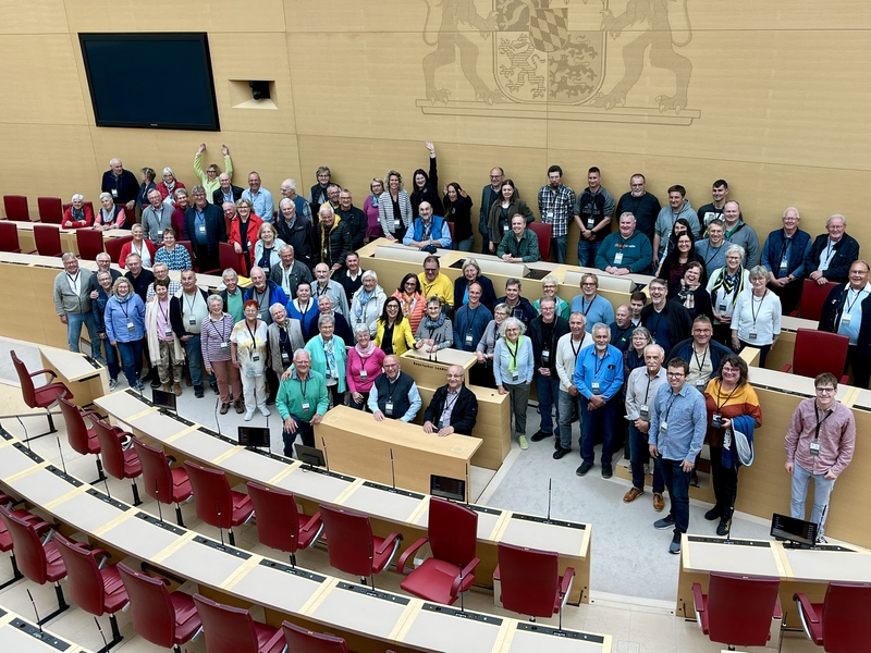 Rund 100 politisch interessierte B&uuml;rgerinnen und B&uuml;rger aus dem  Landkreis Kitzingen und dem s&uuml;dlichen Schweinfurter Raum folgten der  Einladung der Stimmkreisabgeordneten Barbara Becker (CSU) zur  traditionellen Fr&uuml;hjahrsfahrt in den Bayerischen Landtag nach M&uuml;nchen.