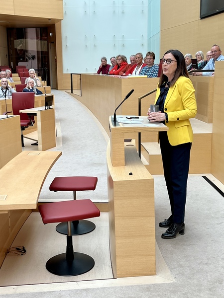 Rund 100 politisch interessierte B&uuml;rgerinnen und B&uuml;rger aus dem  Landkreis Kitzingen und dem s&uuml;dlichen Schweinfurter Raum folgten der  Einladung der Stimmkreisabgeordneten Barbara Becker (CSU) zur  traditionellen Fr&uuml;hjahrsfahrt in den Bayerischen Landtag nach M&uuml;nchen.