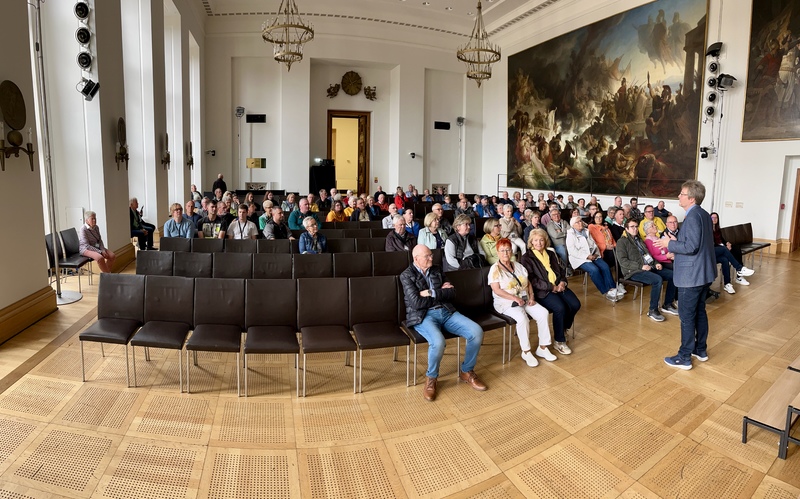 Rund 100 politisch interessierte B&uuml;rgerinnen und B&uuml;rger aus dem  Landkreis Kitzingen und dem s&uuml;dlichen Schweinfurter Raum folgten der  Einladung der Stimmkreisabgeordneten Barbara Becker (CSU) zur  traditionellen Fr&uuml;hjahrsfahrt in den Bayerischen Landtag nach M&uuml;nchen.